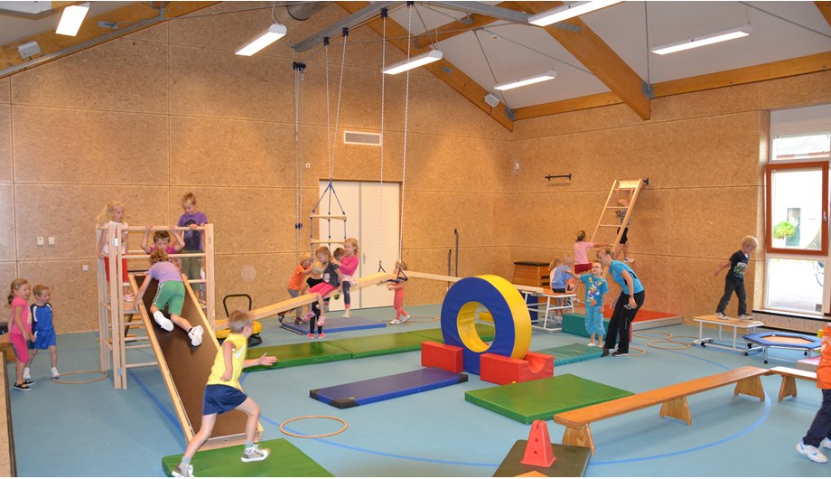 In ons kindcentrum bevindt zich een prima ingerichte speelzaal. Hier worden o.a. gymnastieklessen  voor de onderbouw en vieringen gehouden.