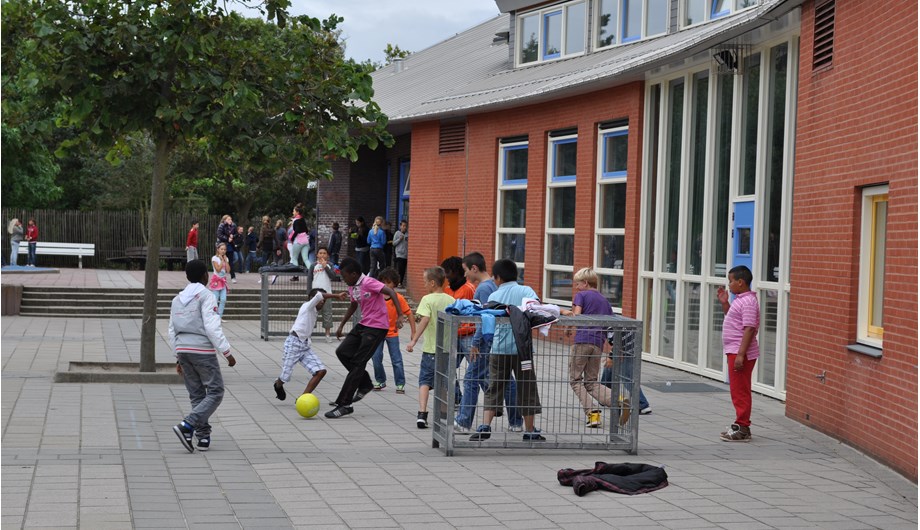 Een ruim plein gelegen in het duingebied, met  veel speelmogelijkheden. Ook komt er nog een Schoolplein 14 en een schooltuin. 