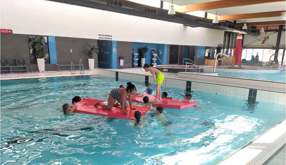 Iedere week gaan de kinderen van de bovenbouwunit naar het zwembad voor de 'natte' gymles. Zwemveiligheid en zwemplezier staan centraal.