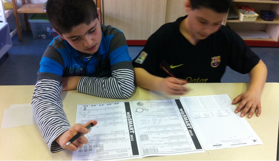 Kinderen trainen hun vaardigheden. Hier doen ze mee aan de rekenwedstrijd.