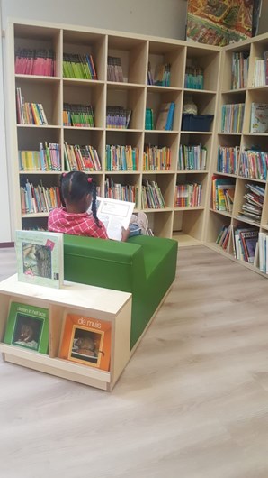 Leerlingen mogen elke week boeken lenen uit de schoolbibliotheek. 