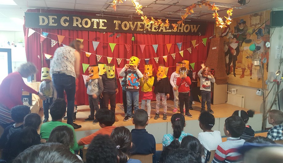 Elke maand worden de nieuwe leerlingen verwelkomd met een prachtig Toverbal lied. Daar hoort ook een toneelstukje bij.