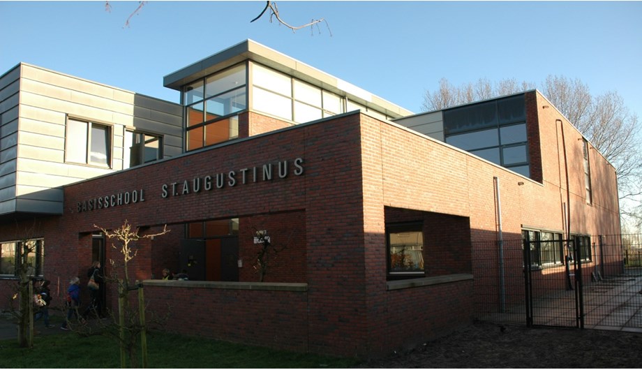 De Augustinus heeft een licht en modern schoolgebouw met een open karakter.