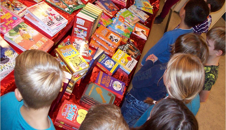 Tijdens de Kinderboekenweek hebben wij een boekwinkel in school. Verder houden we een voorleeswedstrijd.