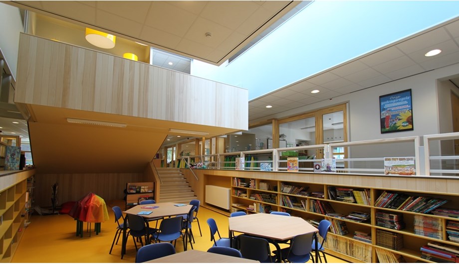 In de schoolbibliotheek kunnen alle leerlingen van de school (van kleuter tot groep 8) hun leesontwikkeling stimuleren.