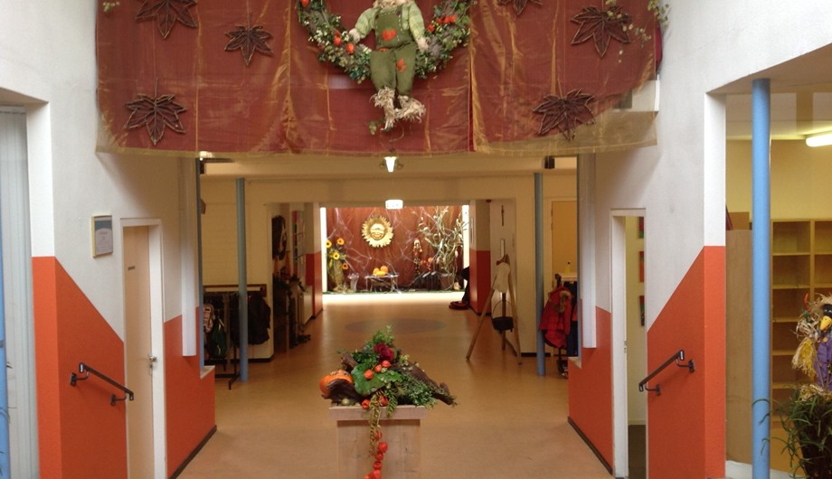 Onze school is gevestigd in een ruim en licht gebouw. Bij binnenkomst zie je meteen de ruime, door ouders versierde, hal. 