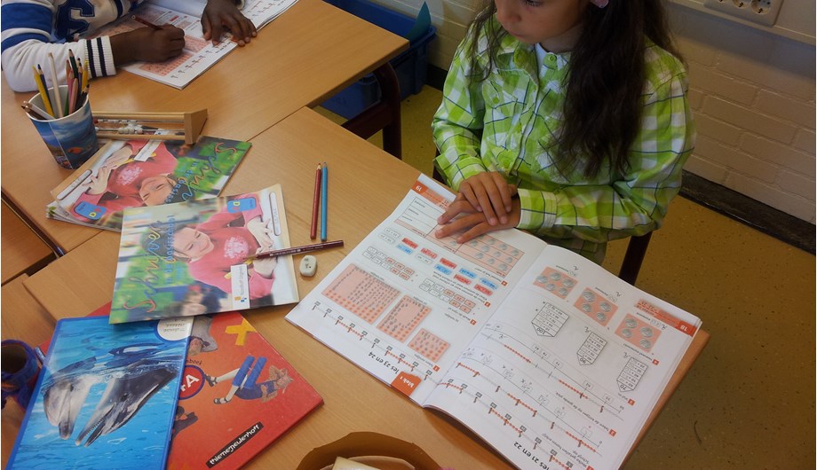 Door middel van dag- en weektaken leren de kinderen om zelfstandig een aantal taken of opdrachten te maken.
