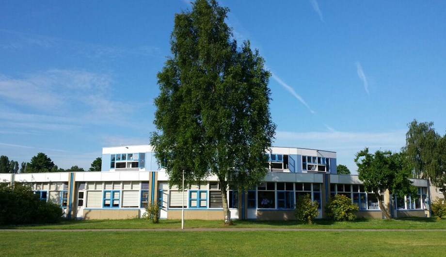 De school ligt in een prachtige groene omgeving met veel buitenspeelruimte.