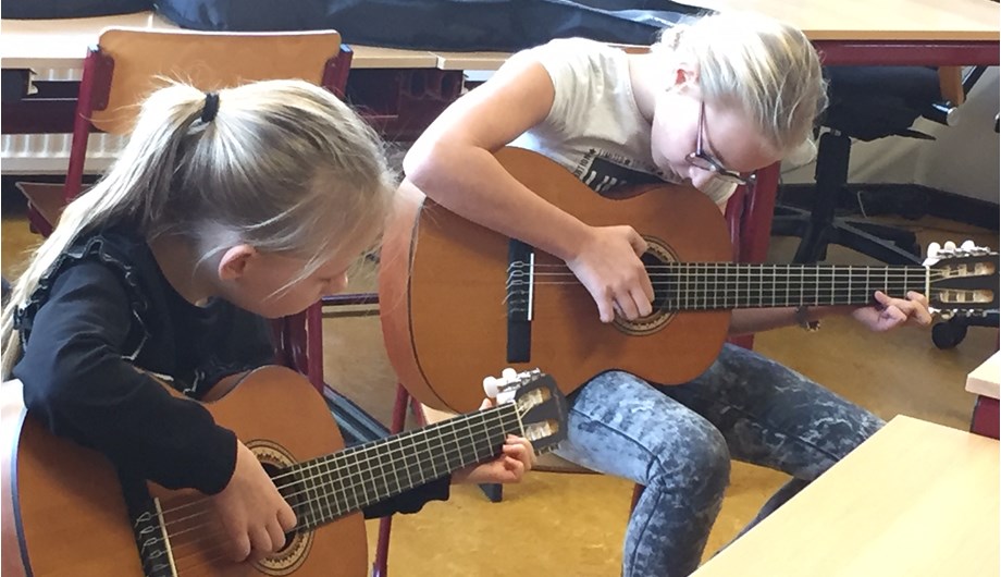 In samenwerking met Muziek Opmeer maken kinderen structureel kennis met muziekinstrumenten.