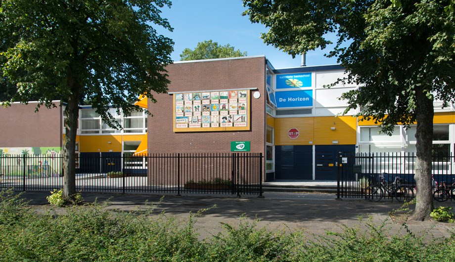 In een rustige groene wijk. Op dit moment is de school gevestigd in een tijdelijk pand in de wijk Zevenkamp.