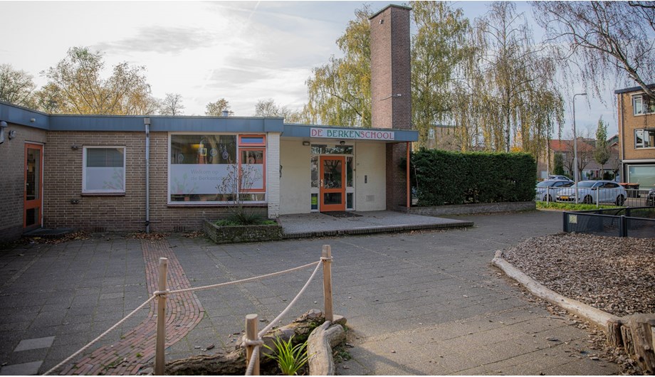 We hebben verschillende ingangen op onze school. De hoofdingang is voor bezoekers van de school. 