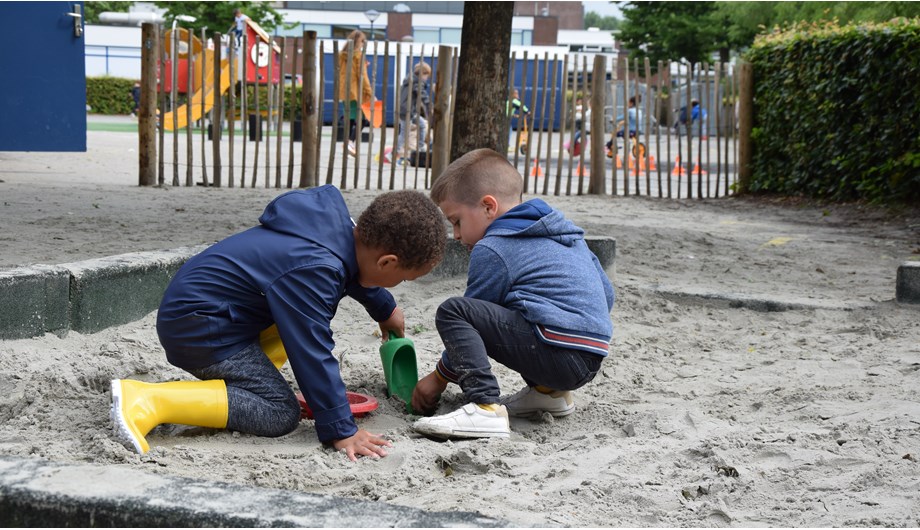 Samen spelen in de zandbak, leren overleggen en compromissen sluiten.