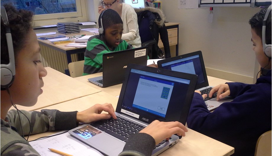 Op de Gerhardschool is er voor elke leerling een device, zodat uitwerkingen en opdrachten digitaal kunnen. Voor de allerkleinsten is er een ipad.
