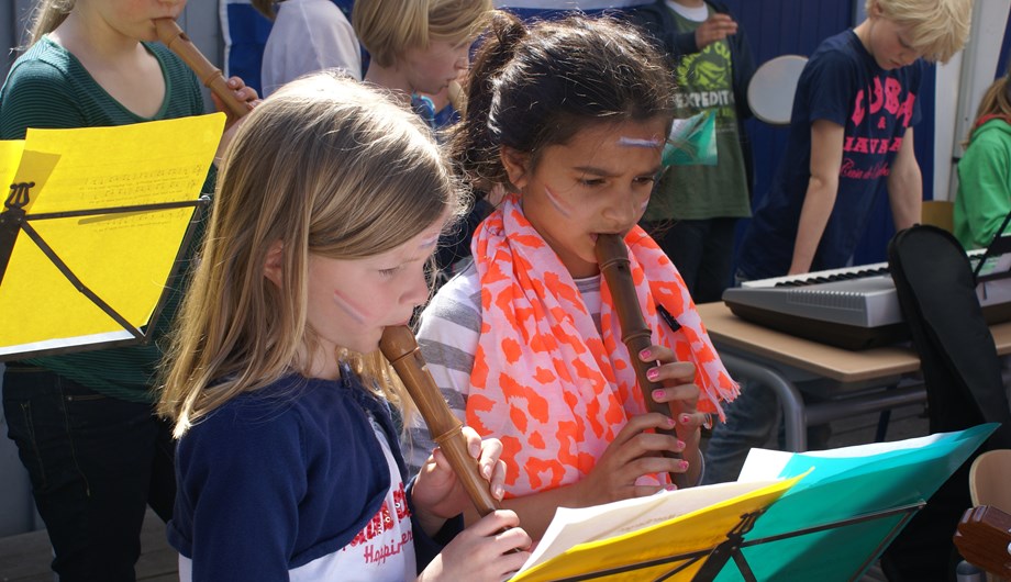 De kinderen van het schoolorkest hebben een prachtig concert gegeven tijdens het jubileumfeest van een leerkracht.