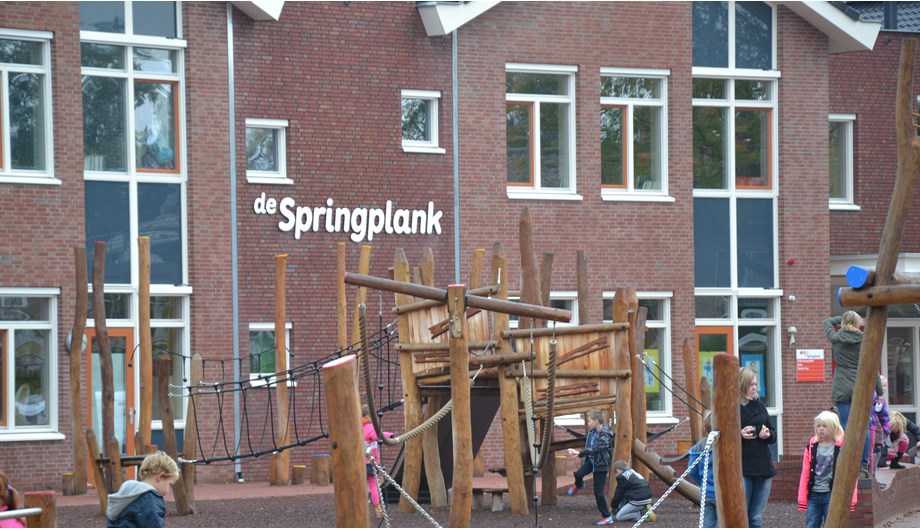 Brede school de Springplank bestaat uit 2 verdiepingen. Op de begane grond zijn de onderbouwgroepen, de BSO, het KDV  en de PSZ gevestigd.