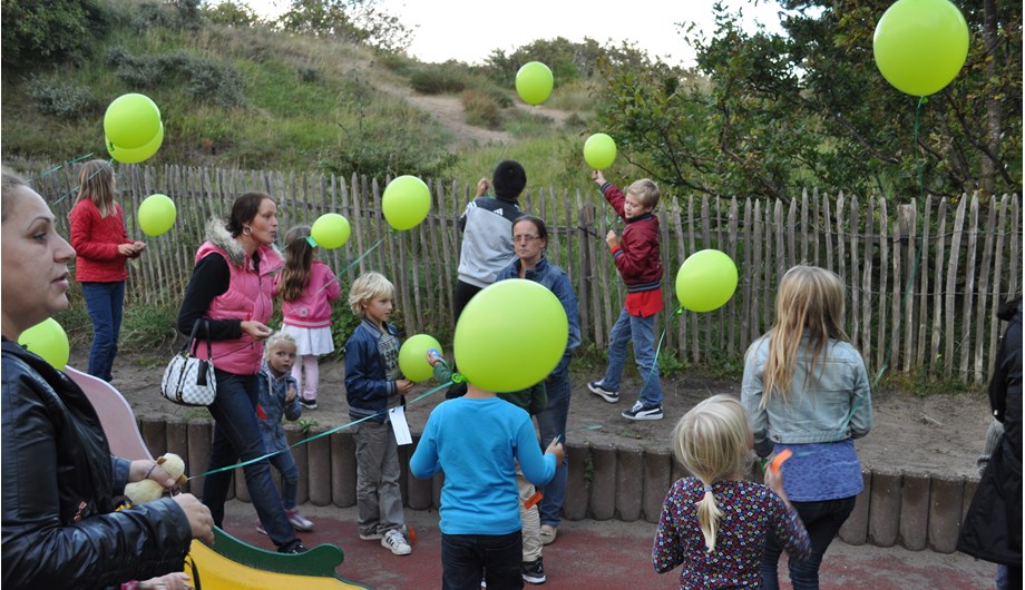 Het schooljaar wordt feestelijk geopend met het oplaten van ballonnen.