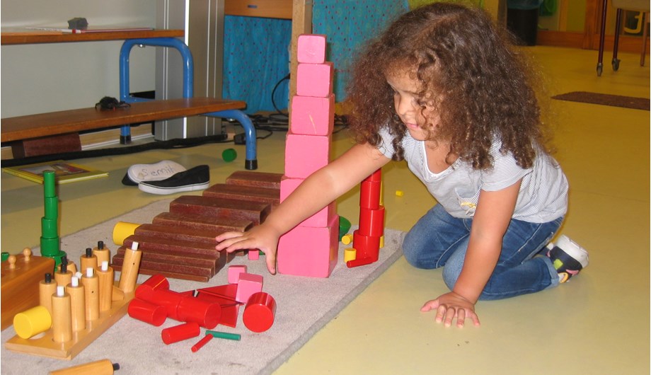 Het montessorimateriaal geeft kinderen de gelegenheid om de zintuigen te ontwikkelen.