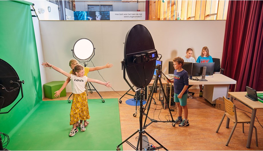 In de studio kunnen leerlingen filmpjes opnemen en wordt elke twee weken het Venen-Weekjournaal opgenomen.