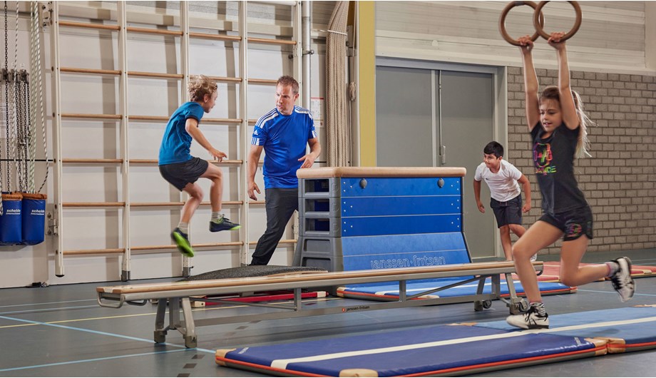 De leerlingen van De Venen krijgen gymlessen van twee ervaren vakdocenten in de sporthal van Reeuwijk.