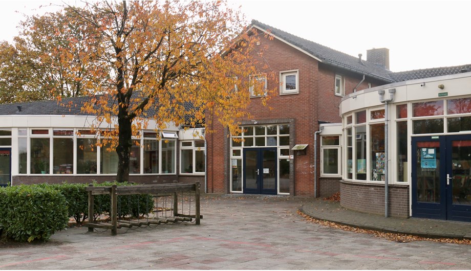Het karakteristieke schoolgebouw straalt gezelligheid uit, zowel van binnen als van buiten. 