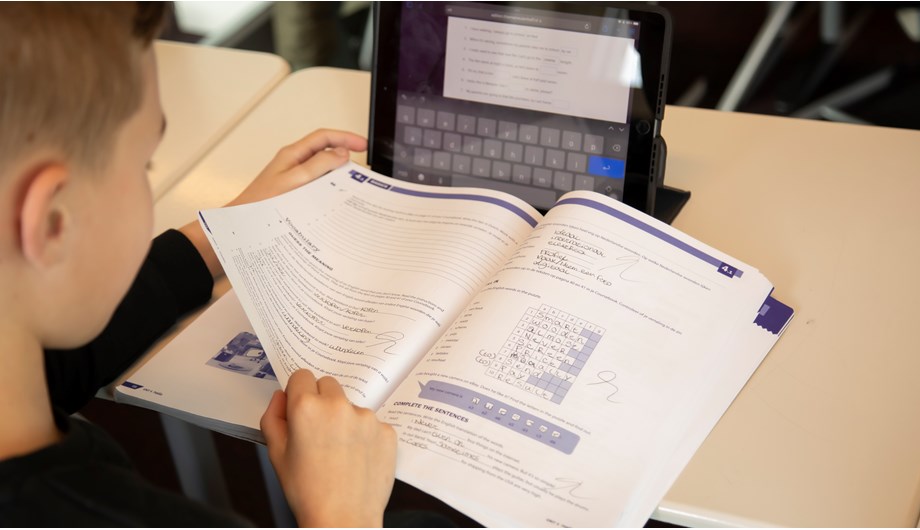 Revius Wijk maakt gebruik van zowel leer- en werkboeken als de iPad, leerlingen werken ook altijd met een schrift voor aantekeningen.