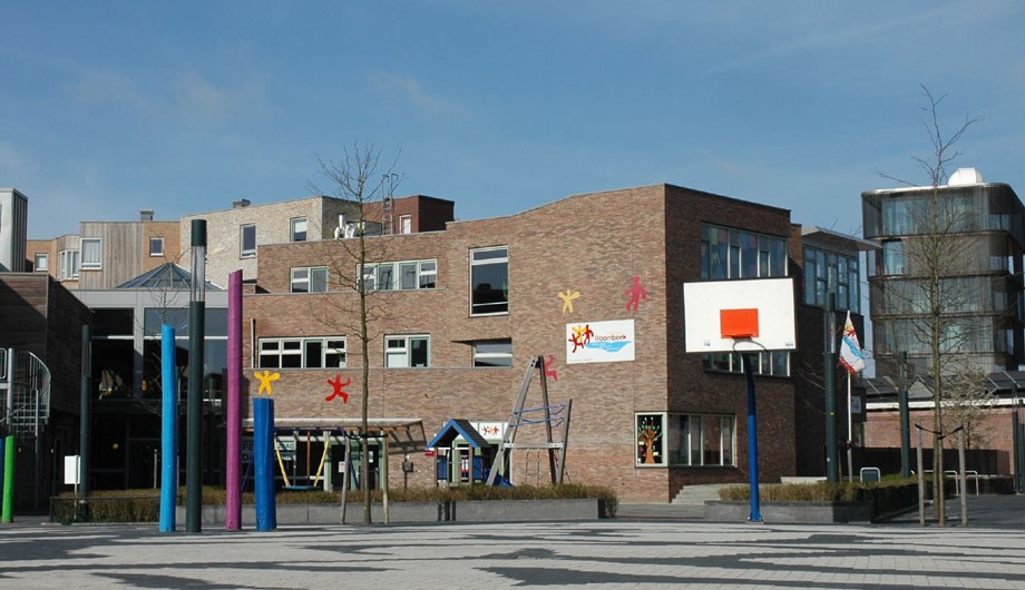 OBS Roombeek is gehuisvest in het wijkcentrum Prismare. Prismare is het kloppend hart van de wijk Roombeek en biedt vele voorzieningen. 