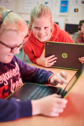 In de bovenbouw wordt gebruik gemaakt van Chromebooks, waarop kinderen opdrachten op hun eigen niveau aangeboden krijgen.