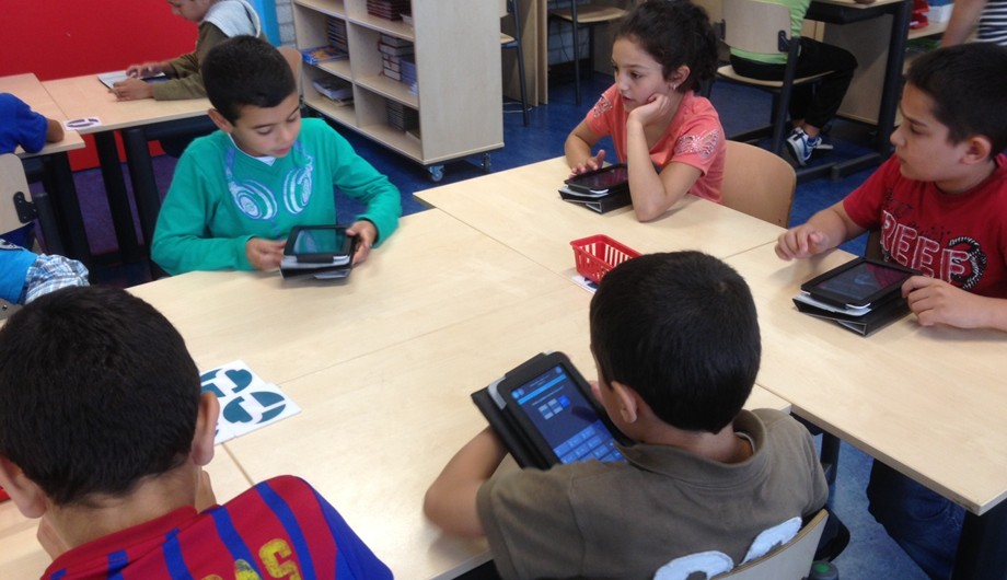 De leerlingen vanaf groep 3 werken de verwerking van de lesstof op een tablet.