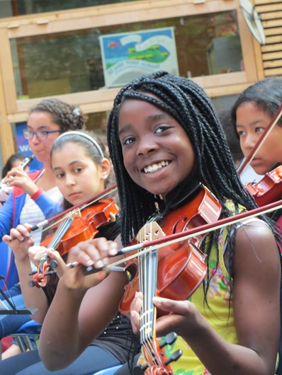 Leerlingen in de bovenbouw kunnen een instrument bespelen in het Leerorkest.