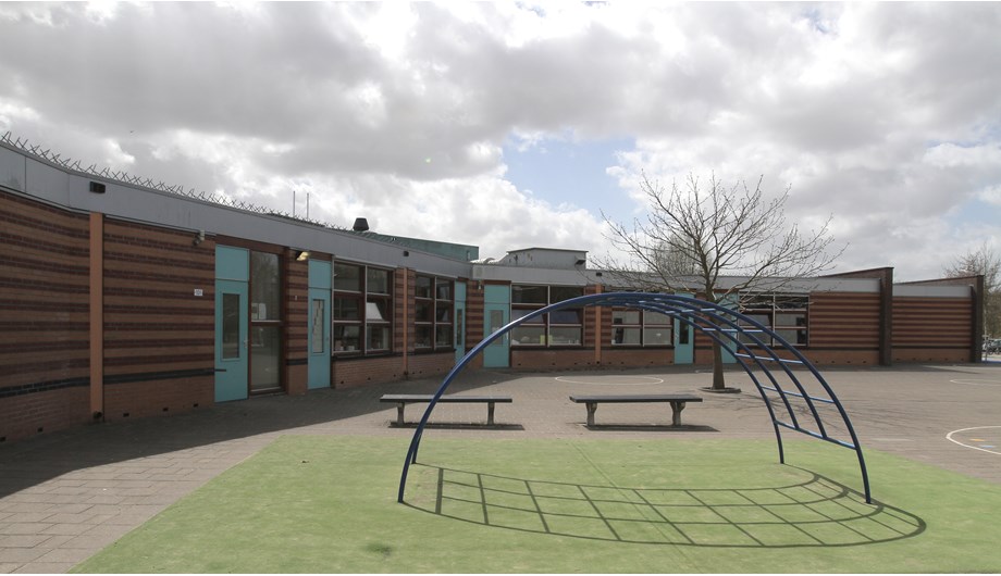 Onze school beschikt over twee pleinen, een voor onderbouw en een voor bovenbouw. Beide met diverse speeltoestellen.