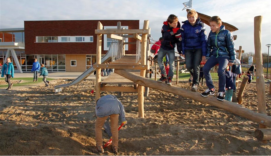rondom de school is een mooi speelplein met ruimte om te klimmen, voetballen en meer