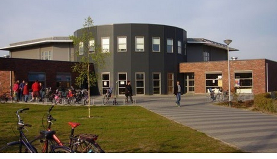 De entree van Kindcentrum De Bouwsteen met rechts de bibliotheek.