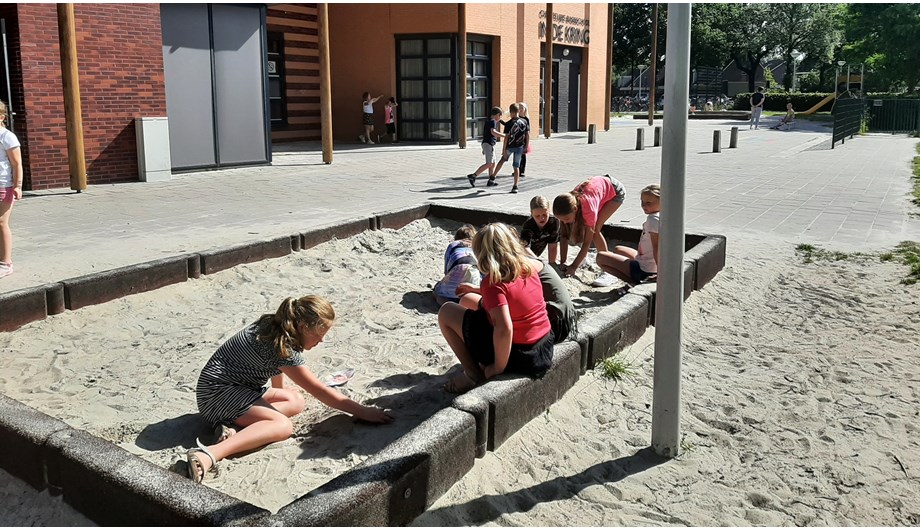 De zandbak is een favoriete speelplek voor alle kinderen. 