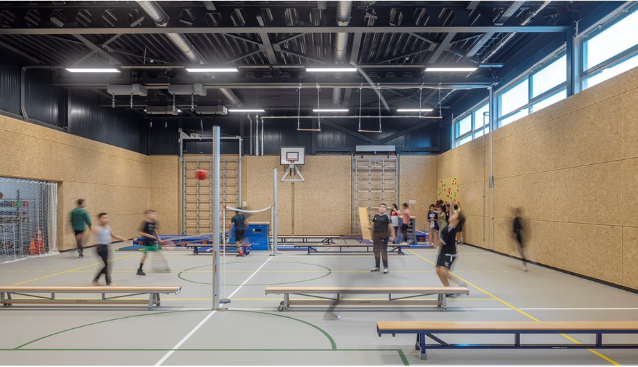 Naast deze grote moderne gymzaal is er ook nog een speelzaal voor de jongere kinderen als buitenspelen niet mogelijk is.