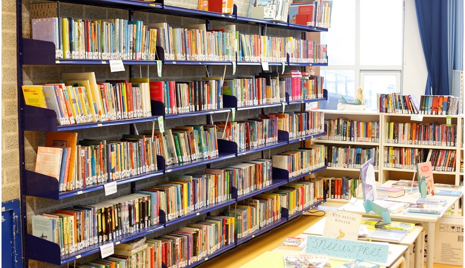 In onze bibliotheek kun je leuke leesboeken en informatieve boeken lenen. We hebben ook Engelse kinderboeken.