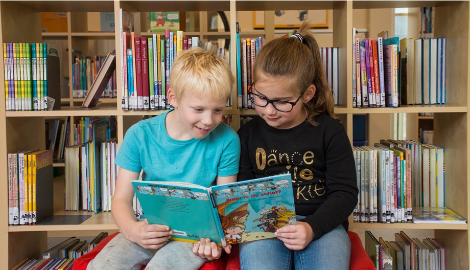 Onze brede school heeft een eigen bibliotheek door een samenwerkingsverband met de bibliotheek in de stad. 