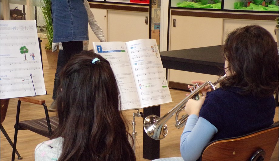 In verschillende groepen vindt er in samenwerking met de harmonie muziekonderwijs plaats.
