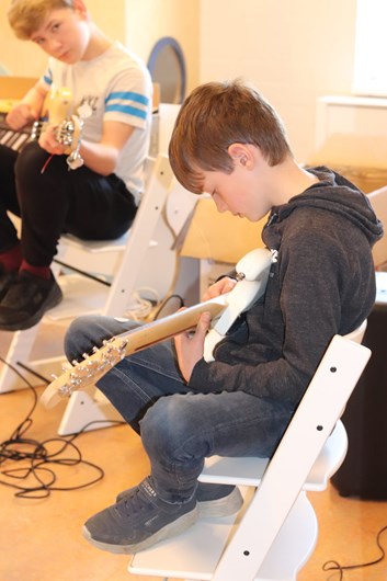 Leerlingen van Op 'e Trije krijgen muziekles van een vakleerkracht. Na een periode van oefenen volgt een muziekvoorstelling voor ouders. 