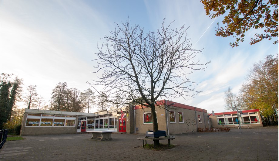 De school in beeld vanaf de hoofdingang.
Helemaal rechts ziet u het prachtige speellokaal dat in 1984-1985 aan de school is gebouwd.