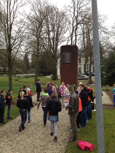 Groep 8 herdenkt en legt een krans bij het oorlogsmonument in Vaassen.