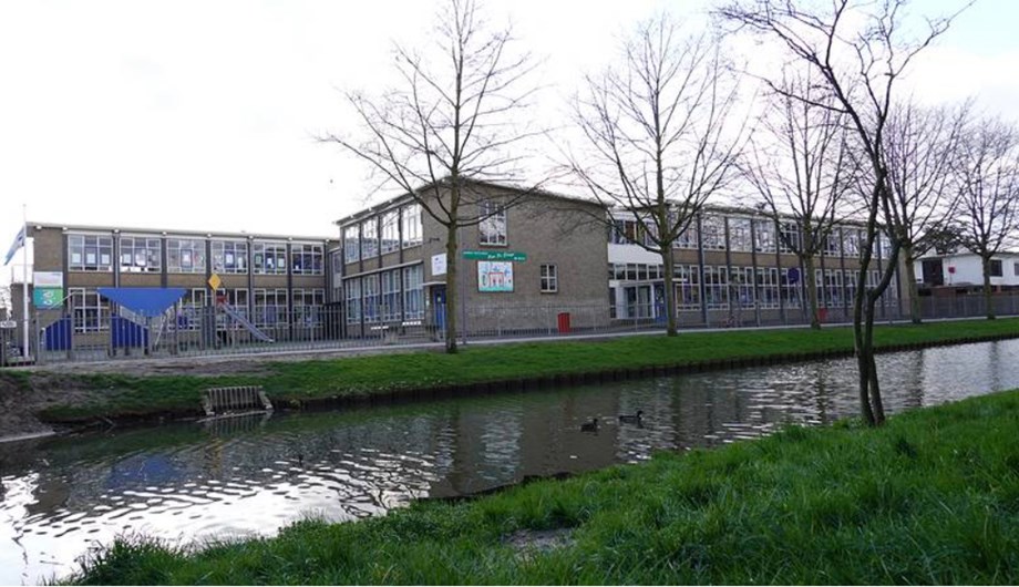 De nevenvestiging aan de Sommelsdijkstraat heeft een identiek gebouw.