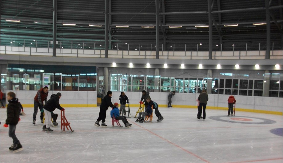 Elk jaar gaat de hele school in groepen naar de schaatshal voor een dagdeel ijspret!
