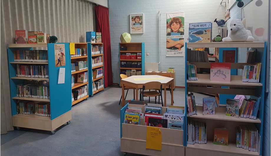 De school beschikt over een eigen bibliotheek, D'Bos (de bieb op school)