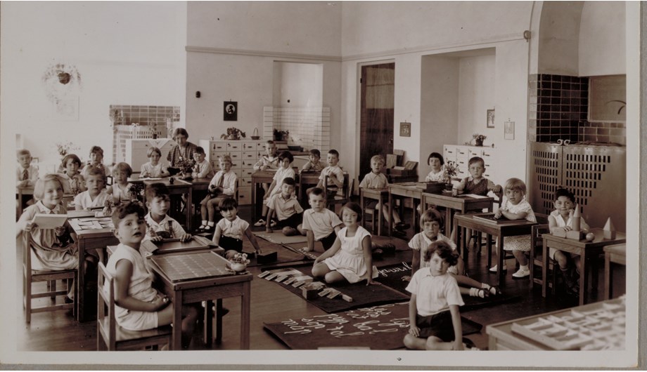 Deze foto laat zien hoe het er vroeger uitzag kort na de start van de school in 1934.