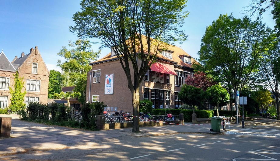 De school staat al ruim 90 jaar naast de Michaëlkerk. tegenover het Van Boetzelaerpark.