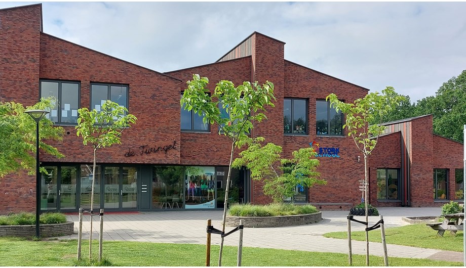 De Storkschool is gevestigd in het gebouw 'de Twingel'. De school bevindt zich in de rechtervleugel en op de gehele bovenverdieping. 