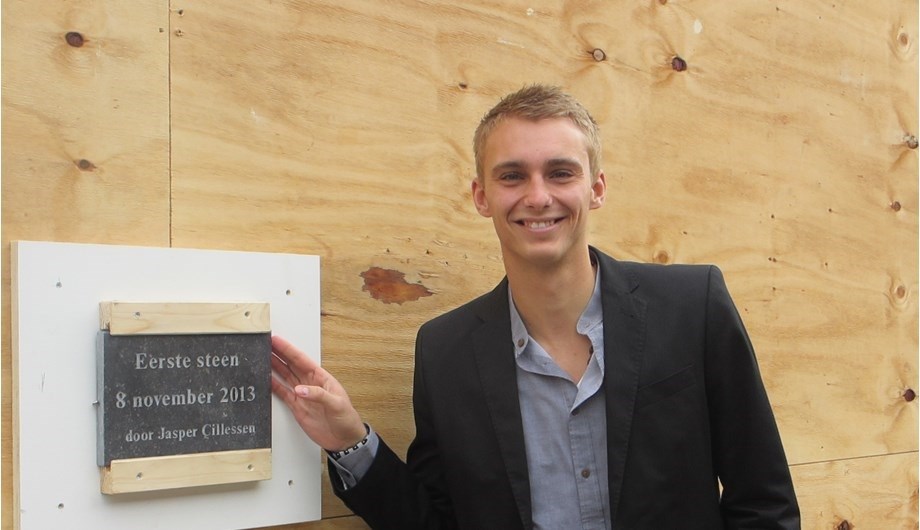 Op 08-11-2013 heeft Jasper Cillessen (oud leerling) de eerste steen gelegd van onze nieuwe school. 