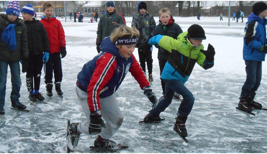 IJlst, derde stad aan de Elfstedenroute...
Als het ijs sterk is, mag een schaatswedstrijd natuurlijk niet ontbreken.