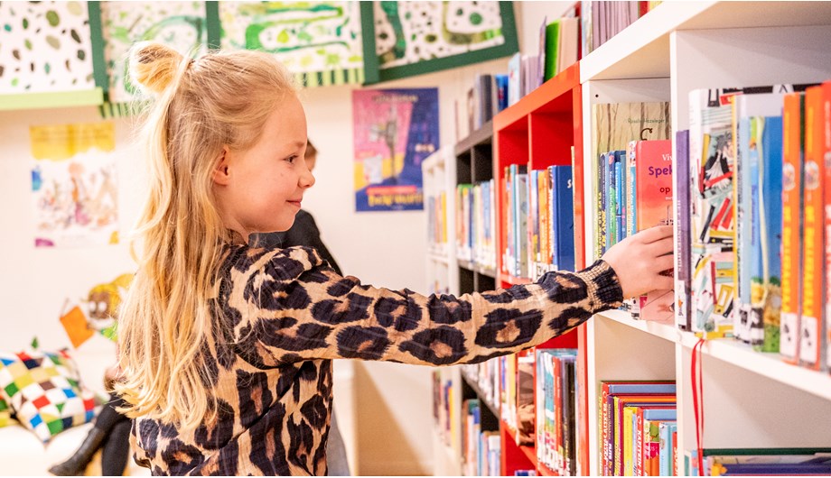 Leerlingen krijgen een leiderschapsrol, zoals het netjes houden van de bibliotheek.