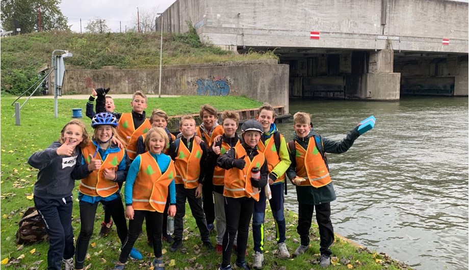 Om de twee jaar fietsen de leerlingen van groep 7 en 8 van Amsterdam naar Tiel. Leren van de historie van deze waterweg. 
